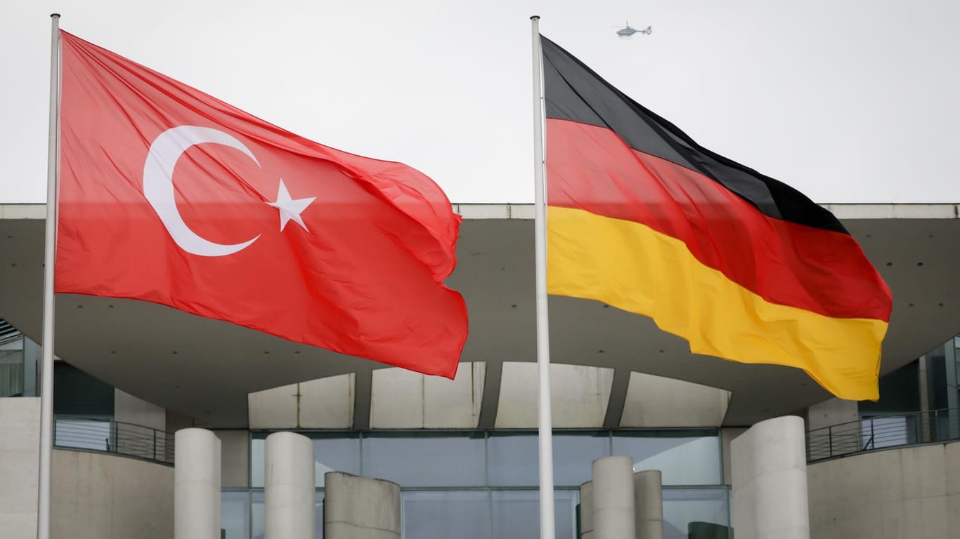 Die türkische und die deutsche Fahne wehen vor dem Bundeskanzleramt: Nach offiziellen Angaben befinden sich derzeit sieben weitere Deutsche in der Türkei in Haft.