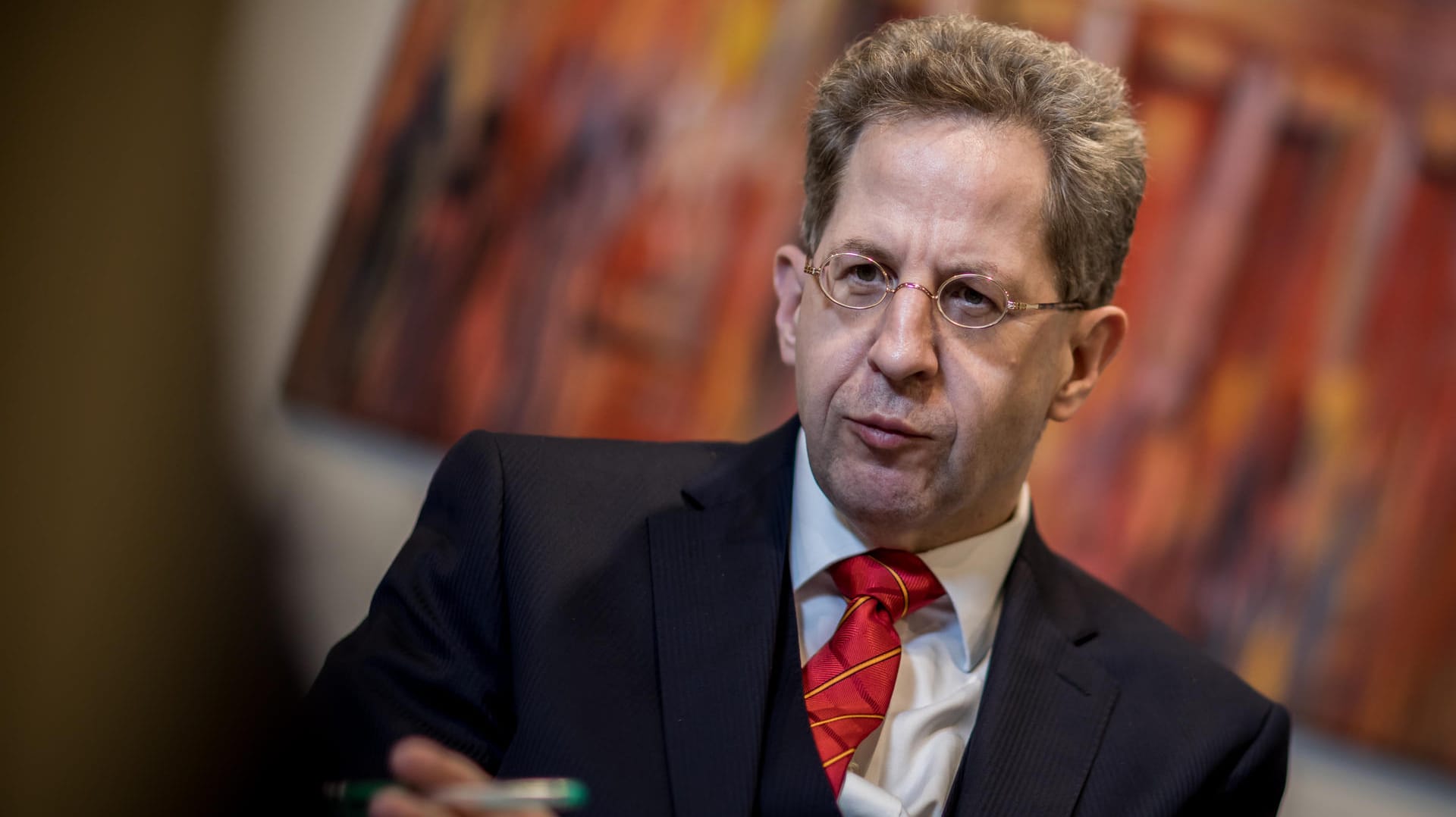 Hans-Georg Maaßen: Der Verfassungsschutzpräsident muss sich wegen Kontakten zur AfD unangenehme Fragen gefallen lassen.