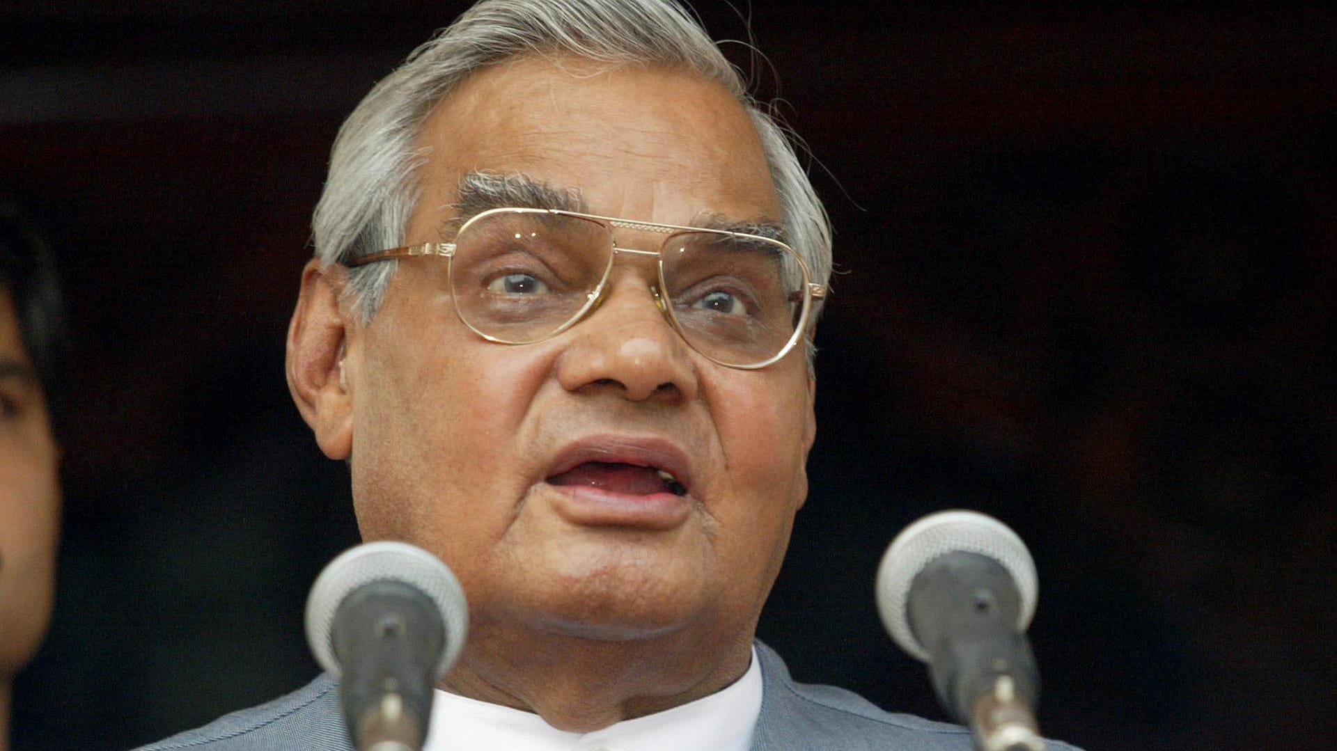 Atal Bihari Vajpayee auf einer Pressekonferenz: Der ehemalige Premierminister zählte zu den beliebtesten Politikern Indiens. Er ist im Alter von 93 Jahren verstorben.