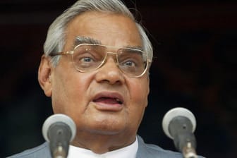 Atal Bihari Vajpayee auf einer Pressekonferenz: Der ehemalige Premierminister zählte zu den beliebtesten Politikern Indiens. Er ist im Alter von 93 Jahren verstorben.