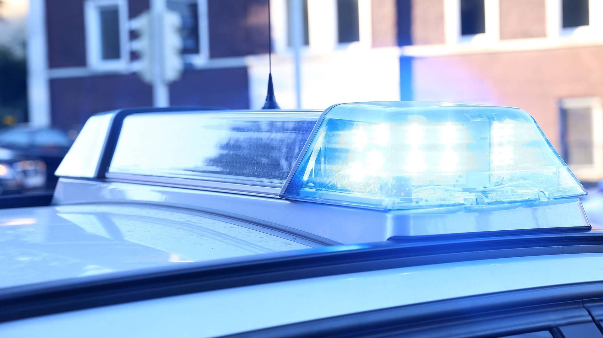Polizei im Einsatz: Der verdächtige Millionen-Betrüger soll in rund 40 Fällen einen Schaden von 4,9 Millionen Euro verursacht haben. Polizei im Einsatz: Der verdächtige Millionen-Betrüger soll in rund 40 Fällen einen Schaden von 4,9 Millionen Euro verursacht haben.