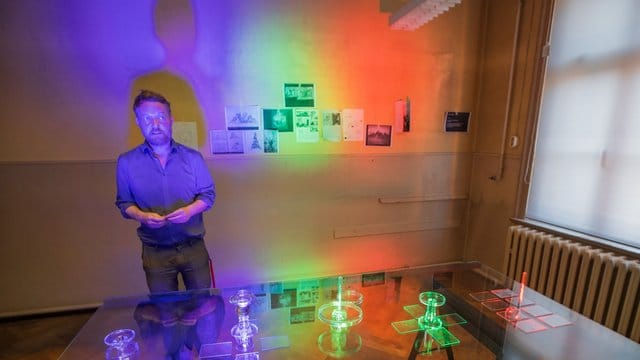 Kurator Janek Müller führt durch die Ausstellung "Wie das Bauhaus nach Weimar kam". Kurator Janek Müller führt durch die Ausstellung "Wie das Bauhaus nach Weimar kam".