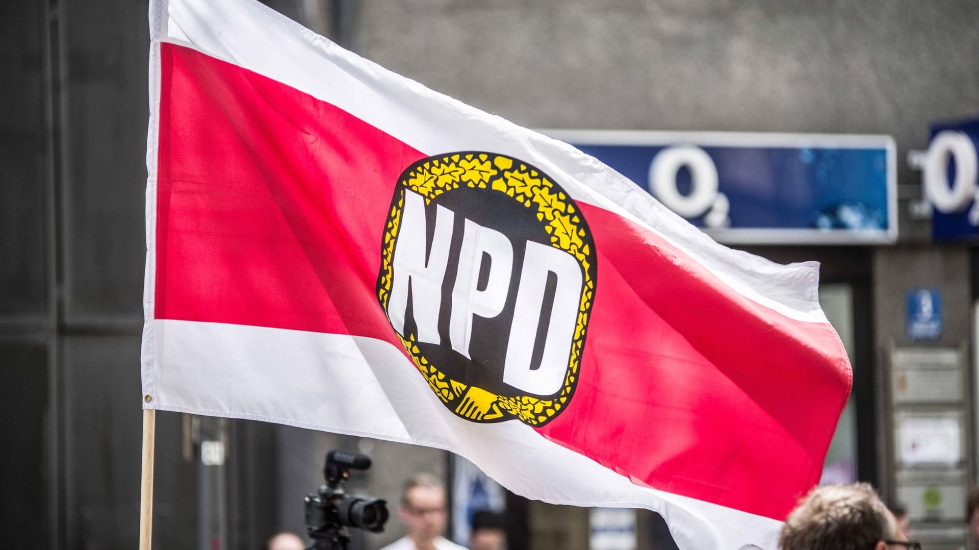 Fahne der NPD-Partei: Die Patrouille auf sogenannten Schutzzonen sollte der NPD zufolge "für mehr Sicherheit vor Ausländerkriminalität" sorgen. Fahne der NPD-Partei: Die Patrouille auf sogenannten Schutzzonen sollte der NPD zufolge "für mehr Sicherheit vor Ausländerkriminalität" sorgen.