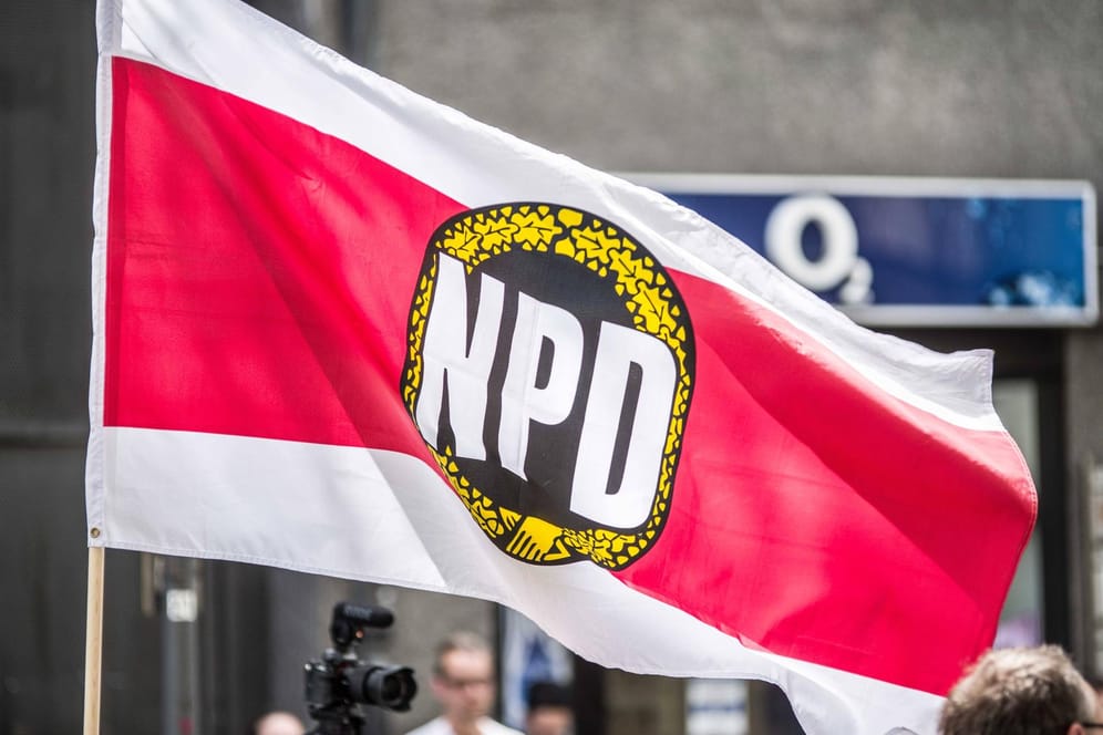 Fahne der NPD-Partei: Die Patrouille auf sogenannten Schutzzonen sollte der NPD zufolge "für mehr Sicherheit vor Ausländerkriminalität" sorgen.