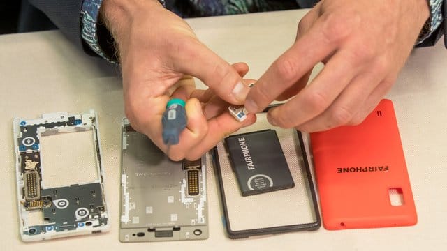 Das Fairphone ist leicht zerlegbar, Komponenten können ausgetauscht oder repariert werden. Das Fairphone ist leicht zerlegbar, Komponenten können ausgetauscht oder repariert werden.