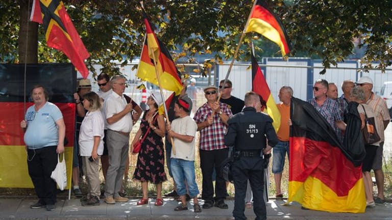 Pegida hatte zu einer Demonstration anlässlich des Besuchs von Bundeskanzlerin Merkel in Dresden aufgerufen.