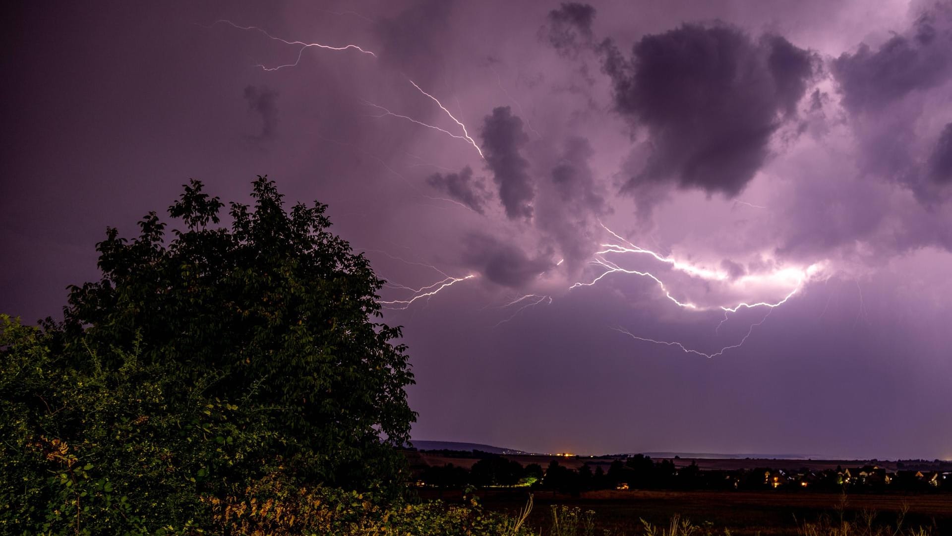 Blitz: Kolumnist Jörg Kachelmann erklärt, warum kein Unwetter plötzlich über uns kommt.