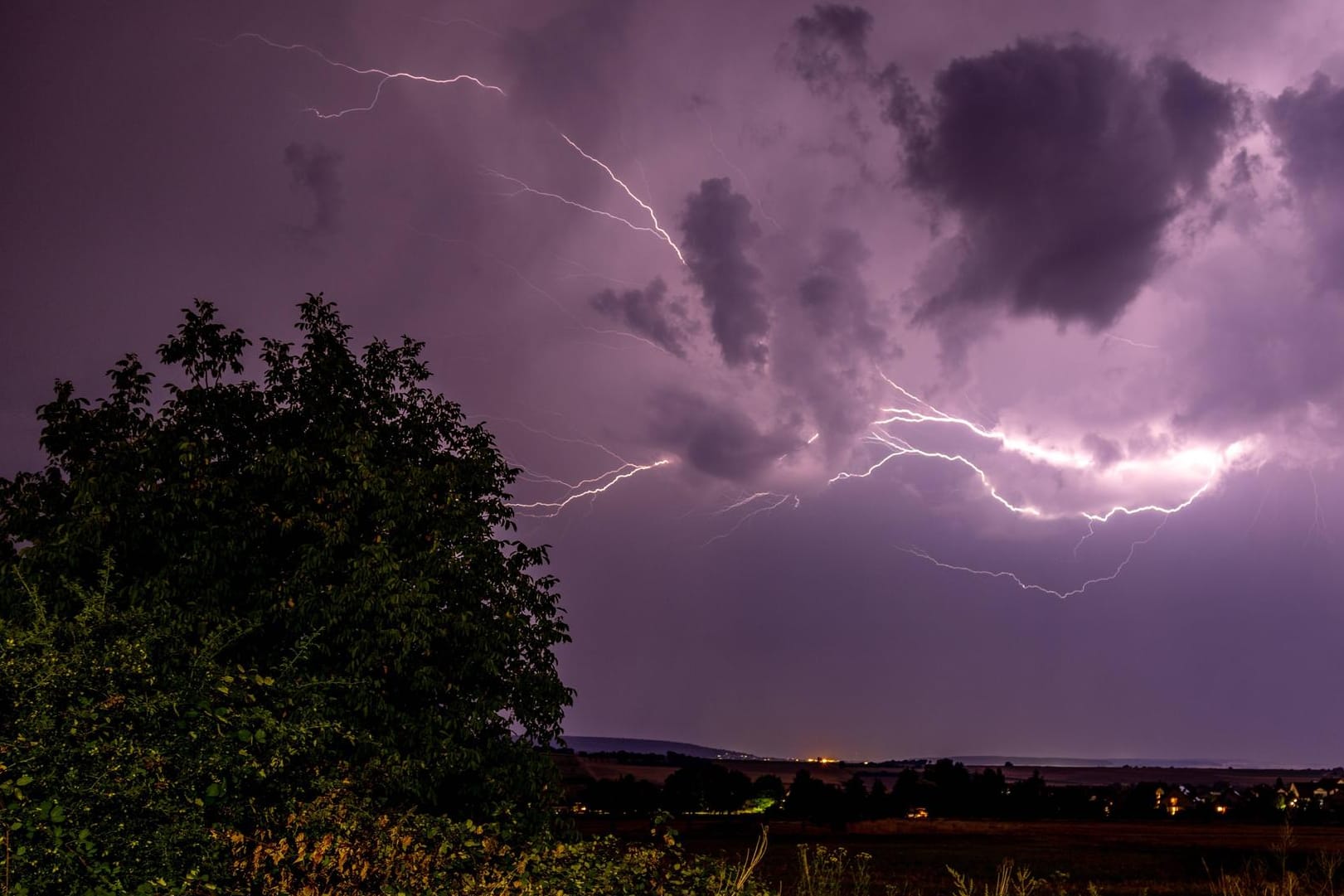 Blitz: Kolumnist Jörg Kachelmann erklärt, warum kein Unwetter plötzlich über uns kommt.