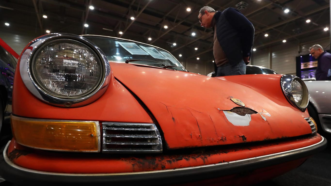 Ein alter Porsche 911 auf einer Messe in Maastricht in den Niederlanden: Autos gelten immer noch als Ausdruck von Männlichkeit. Christian Lindner fährt seit vielen Jahren begeistert Porsche.