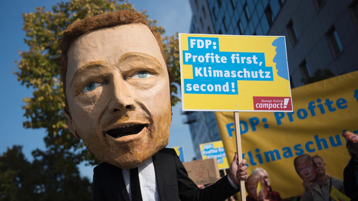 Protest in Berlin gegen Lindner und die FDP, der vorgeworfen wird, den Klimaschutz zu vernachlässigen: Lindner sagt hingegen, Klimaschutz könne nur durch die Wirtschaft gelingen.