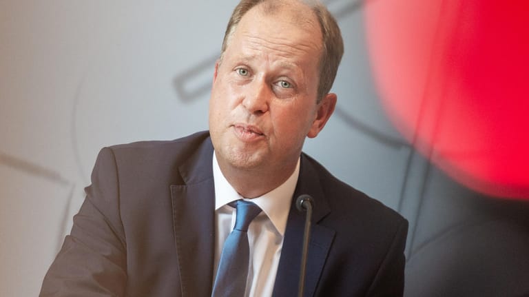 Massiv unter Druck: Nordrhein-Westfalens Integrationsminister Joachim Stamp (FDP).