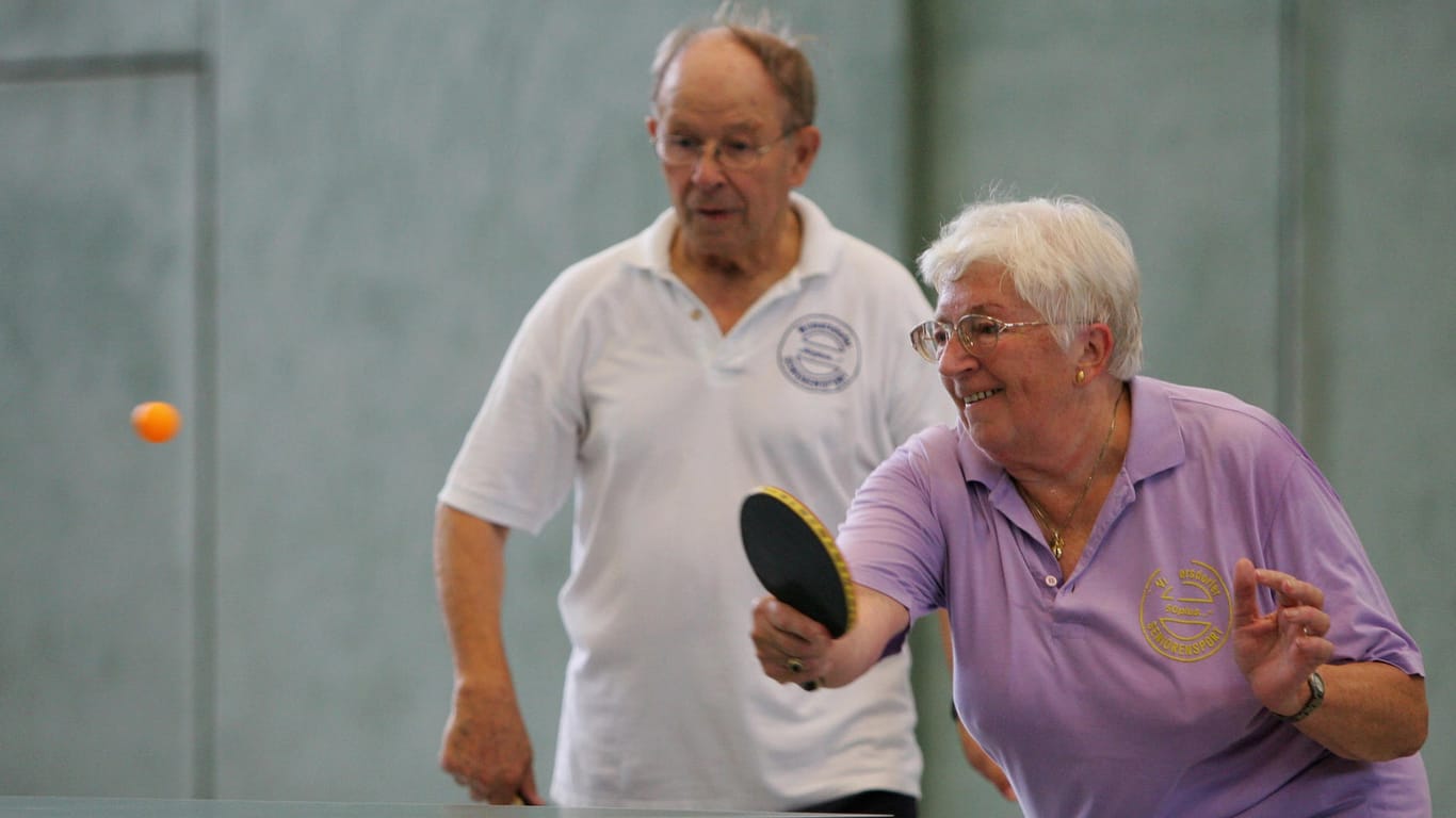 Tischtennis in Berlin: Wer im Alter noch fit ist, muss sich vielleicht um die Rente sorgen. Wer nicht mehr fit ist, um die Pflege.