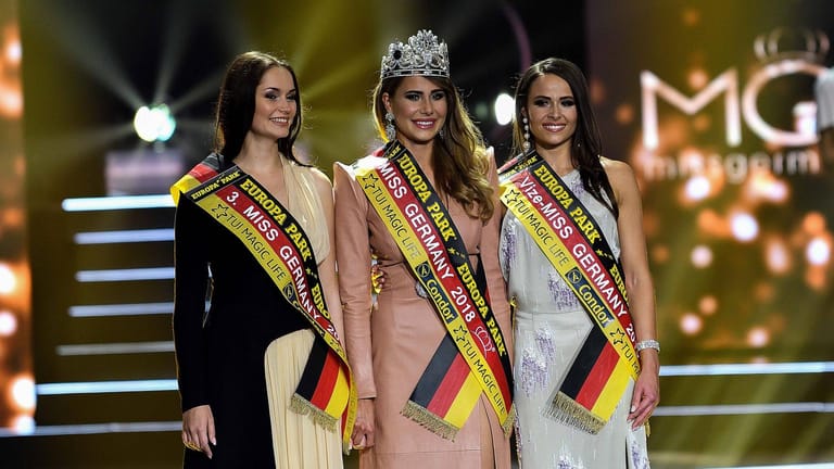 Ziemlich stolz: Anahita Rehbein (Mitte) ist "Miss Germany 2018".