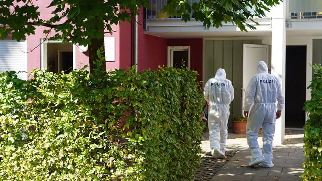 Beamte der Spurensicherung am Tatort in Offenburg. Beamte der Spurensicherung am Tatort in Offenburg.