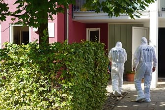 Beamte der Spurensicherung am Tatort in Offenburg.