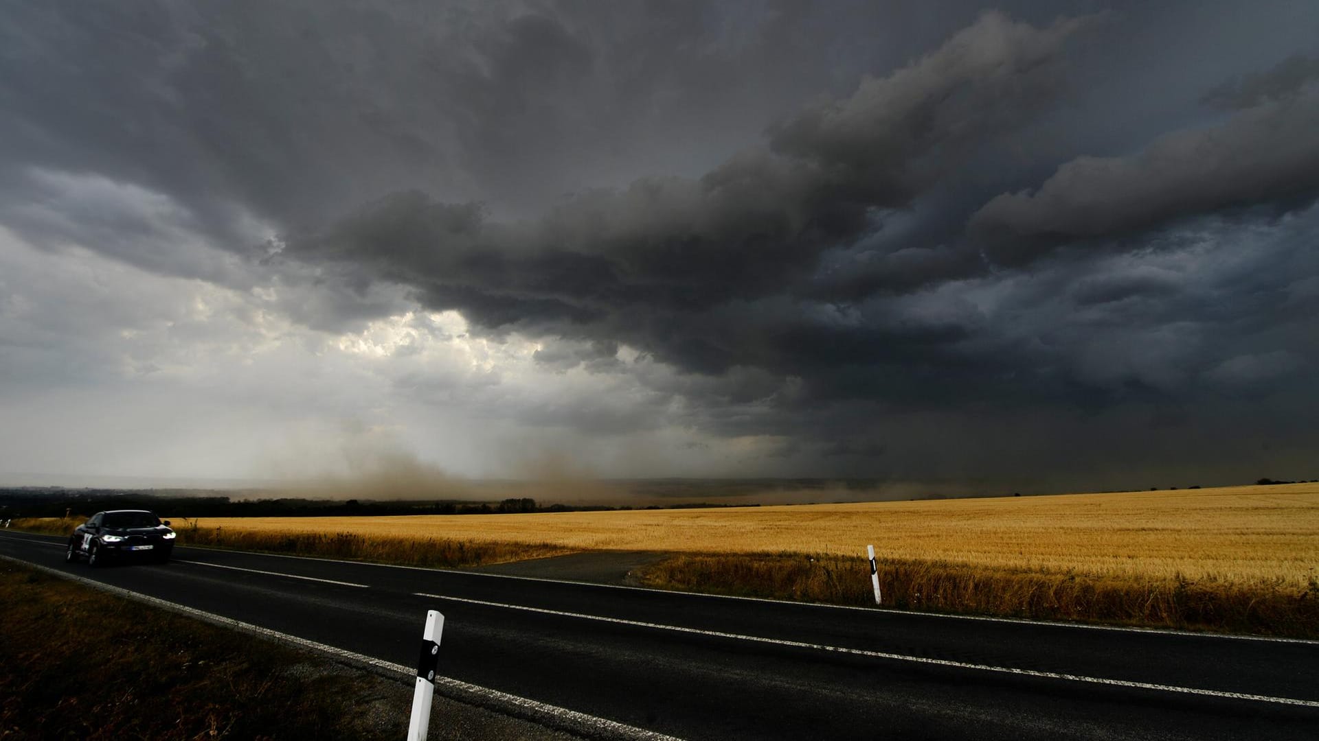 Gewitterwolken bei Mühlhausen in Thüringen: Zum Wochenende soll es in weiten Teilen Deutschlands knallen. Gewitterwolken bei Mühlhausen in Thüringen: Zum Wochenende soll es in weiten Teilen Deutschlands knallen.