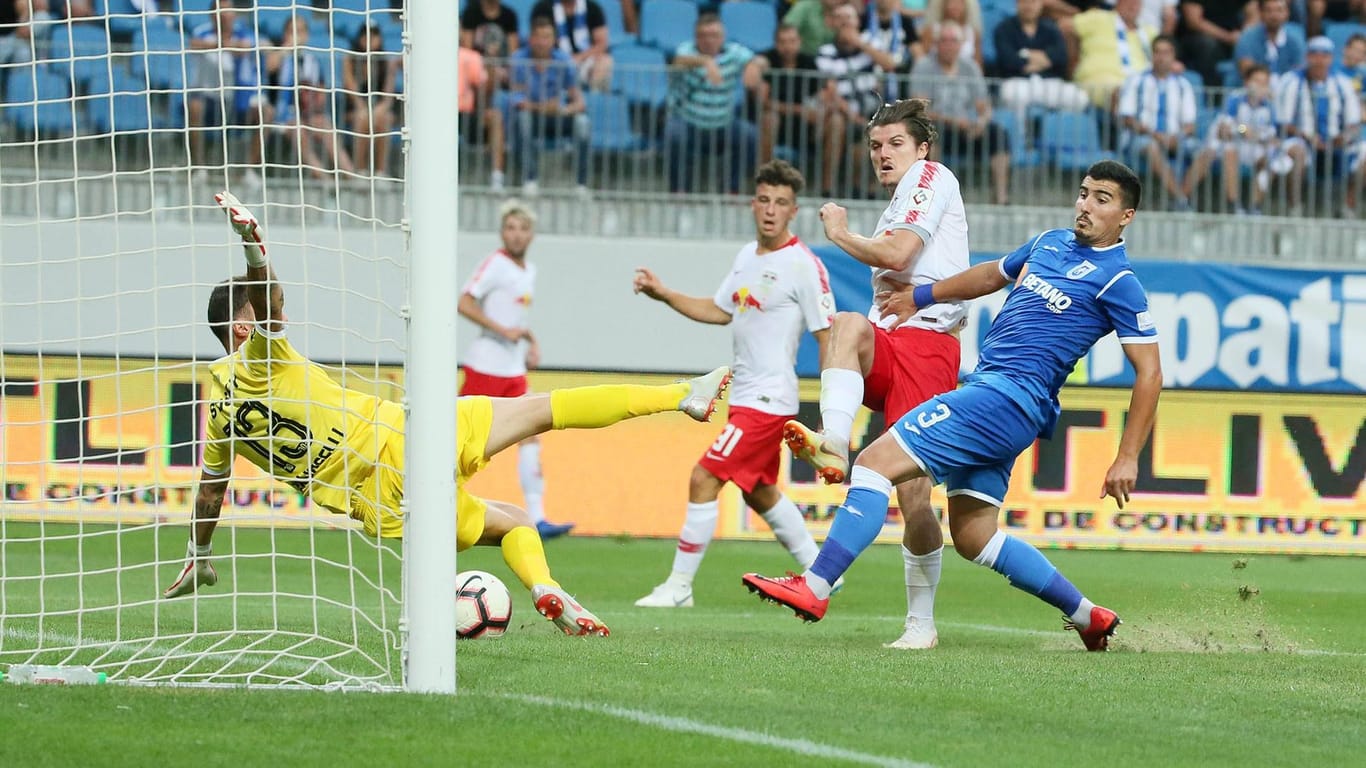 Die Erlösung für RB Leipzig: Marcel Sabitzer (4.v.l.) trifft gegen Torwart Mirko Pigliacelli (l.) zum 1:0 bei Craiova. Die Rumänen brauchten anschließend drei Treffer, um noch weiterzukommen.