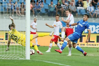 Die Erlösung für RB Leipzig: Marcel Sabitzer (4.v.l.) trifft gegen Torwart Mirko Pigliacelli (l.) zum 1:0 bei Craiova. Die Rumänen brauchten anschließend drei Treffer, um noch weiterzukommen.