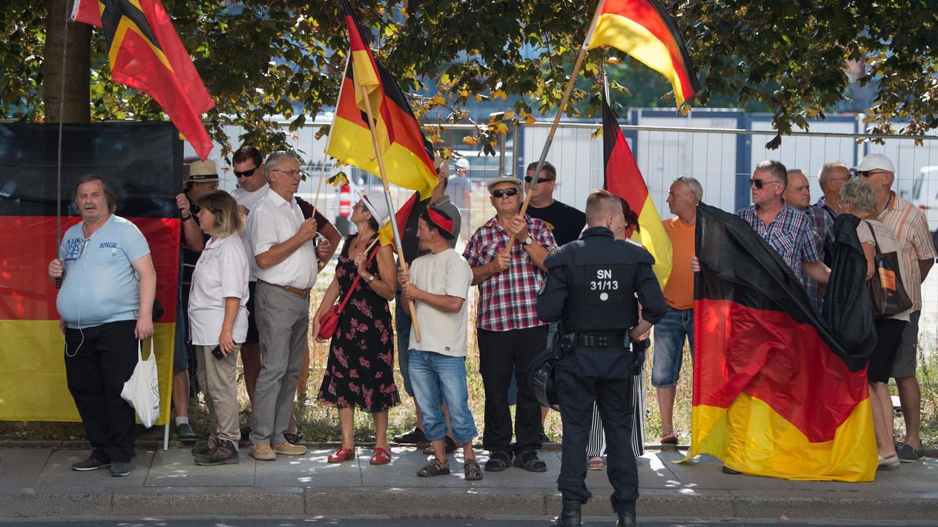 Dresden: Pegida-Anhänger protestieren gegen Merkel.