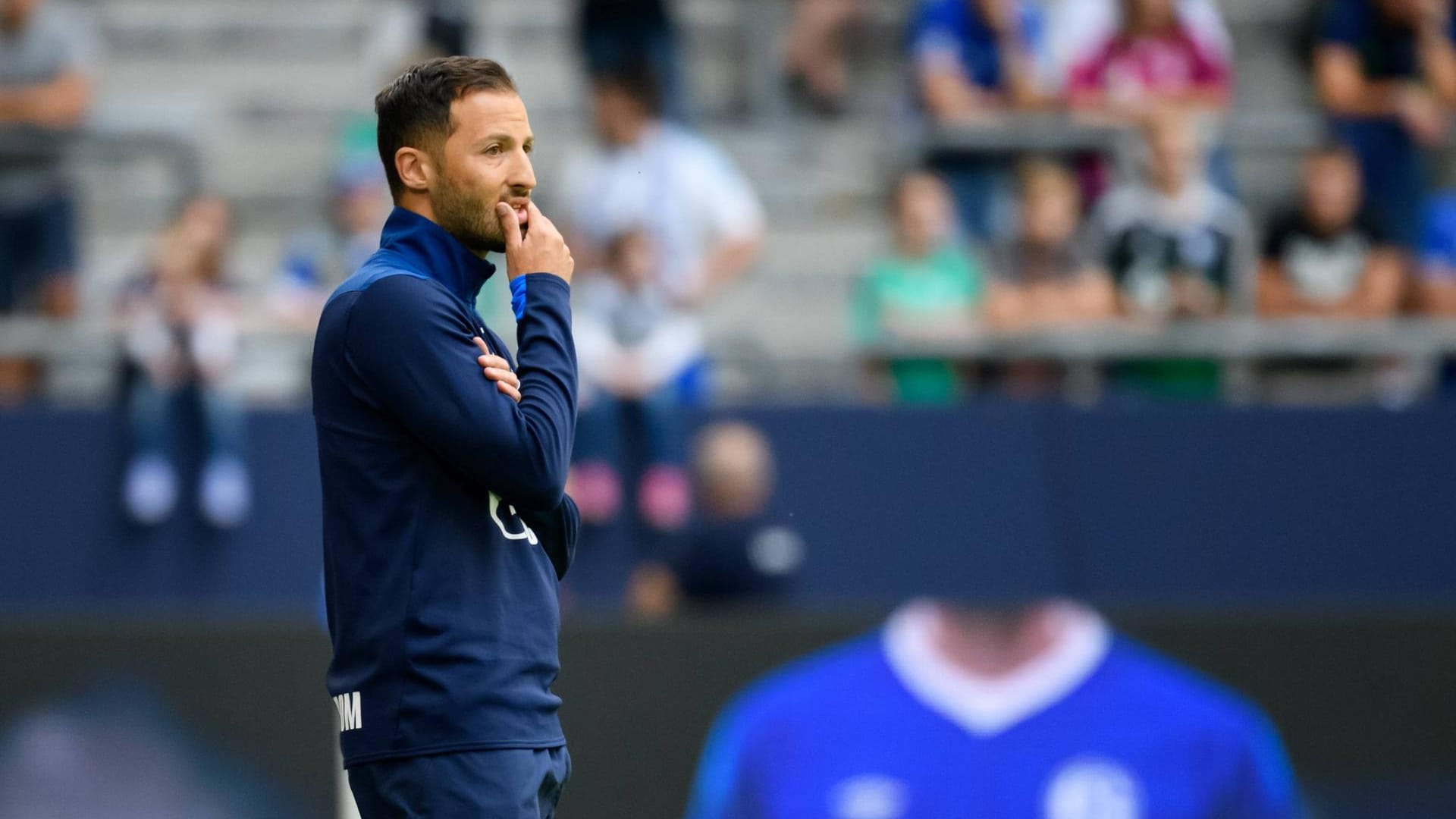 Schalke-Trainer Tedesco beim Testspiel gegen den AC Florenz. Er macht mit seinem Klub heute den Anfang der ersten DFB-Pokal-Runde – in Schweinfurt.