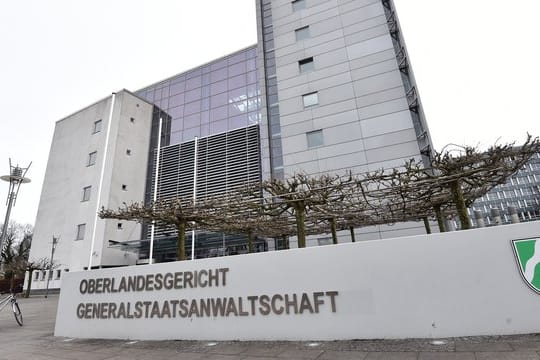 Überqueren Fußgänger an einer grünen Ampel die Straße, haben sie nicht automatisch Vorrang vor Radfahrern, die den Radweg neben dem Gehweg benutzen.