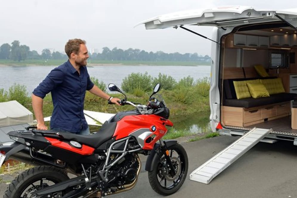 Heckklappe und Rampe machen es möglich: In diesem Wohnmobil parkt das Motorrad während der Fahrt quasi direkt im Wohnzimmer.