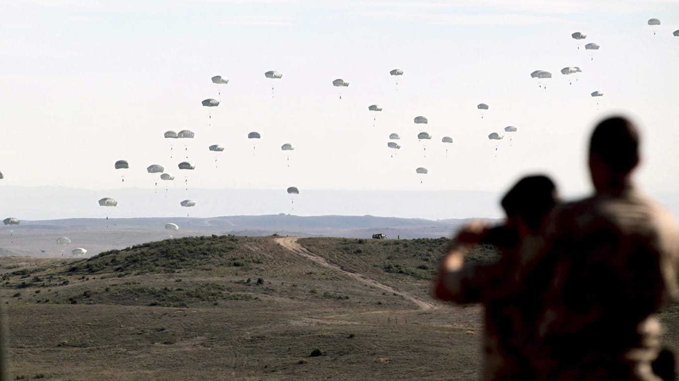 Einige der 500 Fallschirmjäger der 82 Airborne Division sind während des Nato-Manövers «Trident Juncture» am Himmel zu sehen: Die Bundeswehr schickt dieses Jahr 8000 Soldaten, etwa 100 Panzer und insgesamt mehr als 2000 Fahrzeuge