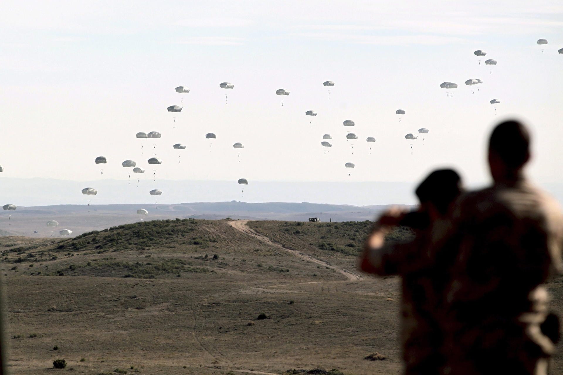Einige der 500 Fallschirmjäger der 82 Airborne Division sind während des Nato-Manövers «Trident Juncture» am Himmel zu sehen: Die Bundeswehr schickt dieses Jahr 8000 Soldaten, etwa 100 Panzer und insgesamt mehr als 2000 Fahrzeuge