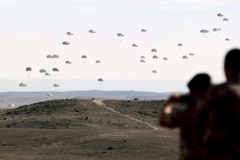 Einige der 500 Fallschirmjäger der 82 Airborne Division sind während des Nato-Manövers «Trident Juncture» am Himmel zu sehen: Die Bundeswehr schickt dieses Jahr 8000 Soldaten, etwa 100 Panzer und insgesamt mehr als 2000 Fahrzeuge