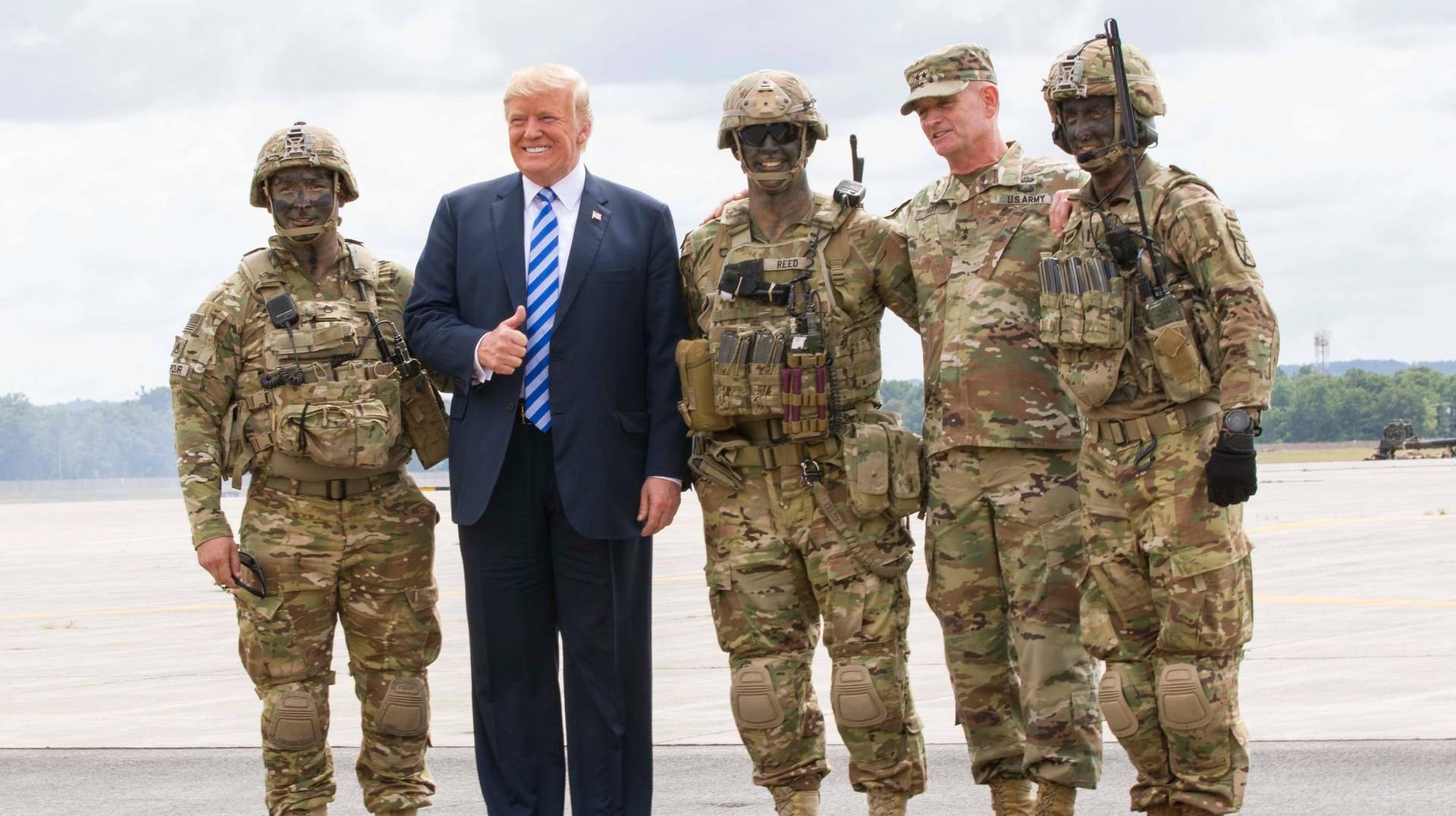 Donald Trump mit Soldaten: Die vom US-Präsidenten gewünschte große Militärparade muss verschoben werden. Donald Trump mit Soldaten: Die vom US-Präsidenten gewünschte große Militärparade muss verschoben werden.