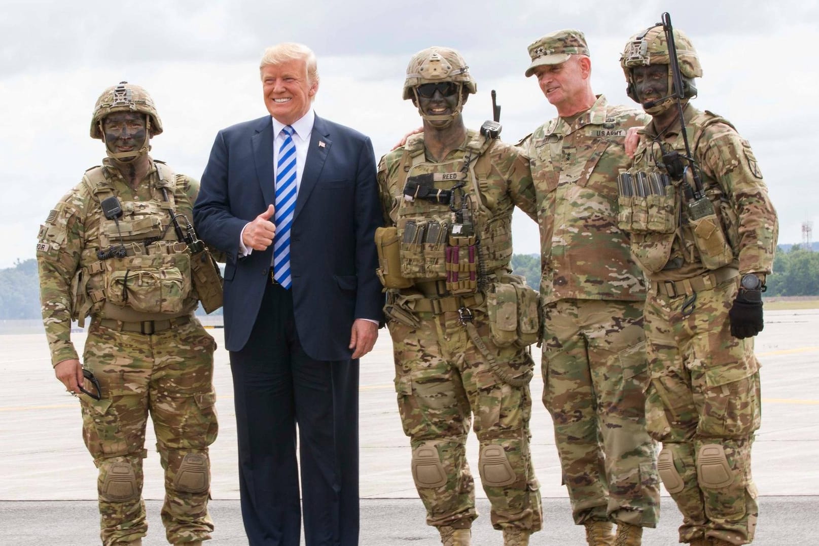 Donald Trump mit Soldaten: Die vom US-Präsidenten gewünschte große Militärparade muss verschoben werden.