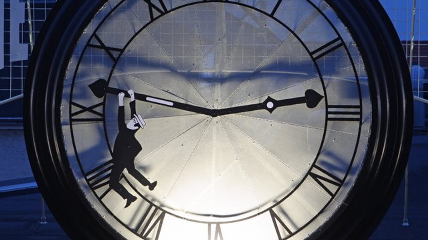 Die Menschen stellen in allen EU-Ländern die Uhren am letzten Sonntag im März eine Stunde vor und am letzten Oktober-Sonntag wieder eine Stunde zurück.