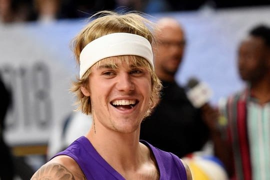 Justin Bieber freut sich über die kleine Bay.
