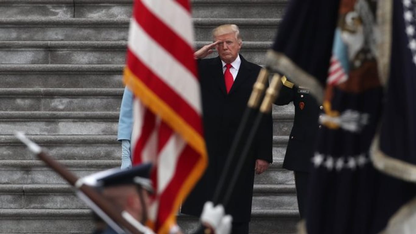 Vor dem Kapitol in Washington salutiert US-Präsident Trump während seiner Amtseinführung einer Ehrengarde.