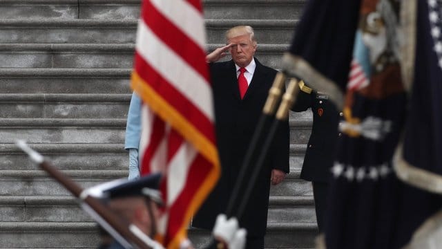 Vor dem Kapitol in Washington salutiert US-Präsident Trump während seiner Amtseinführung einer Ehrengarde. Vor dem Kapitol in Washington salutiert US-Präsident Trump während seiner Amtseinführung einer Ehrengarde.