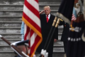 Vor dem Kapitol in Washington salutiert US-Präsident Trump während seiner Amtseinführung einer Ehrengarde.