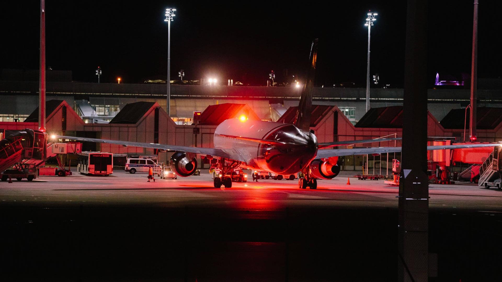 Flieger mit abgeschobenen Afghanen an Bord am Flughafen München: 2018 wurden fünf Ausländer rechtswidrig aus Deutschland zurück in ihre Heimat gebracht.