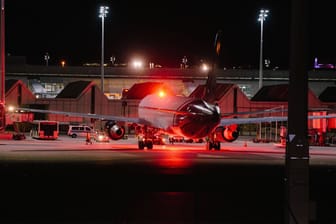 Flieger mit abgeschobenen Afghanen an Bord am Flughafen München: 2018 wurden fünf Ausländer rechtswidrig aus Deutschland zurück in ihre Heimat gebracht.