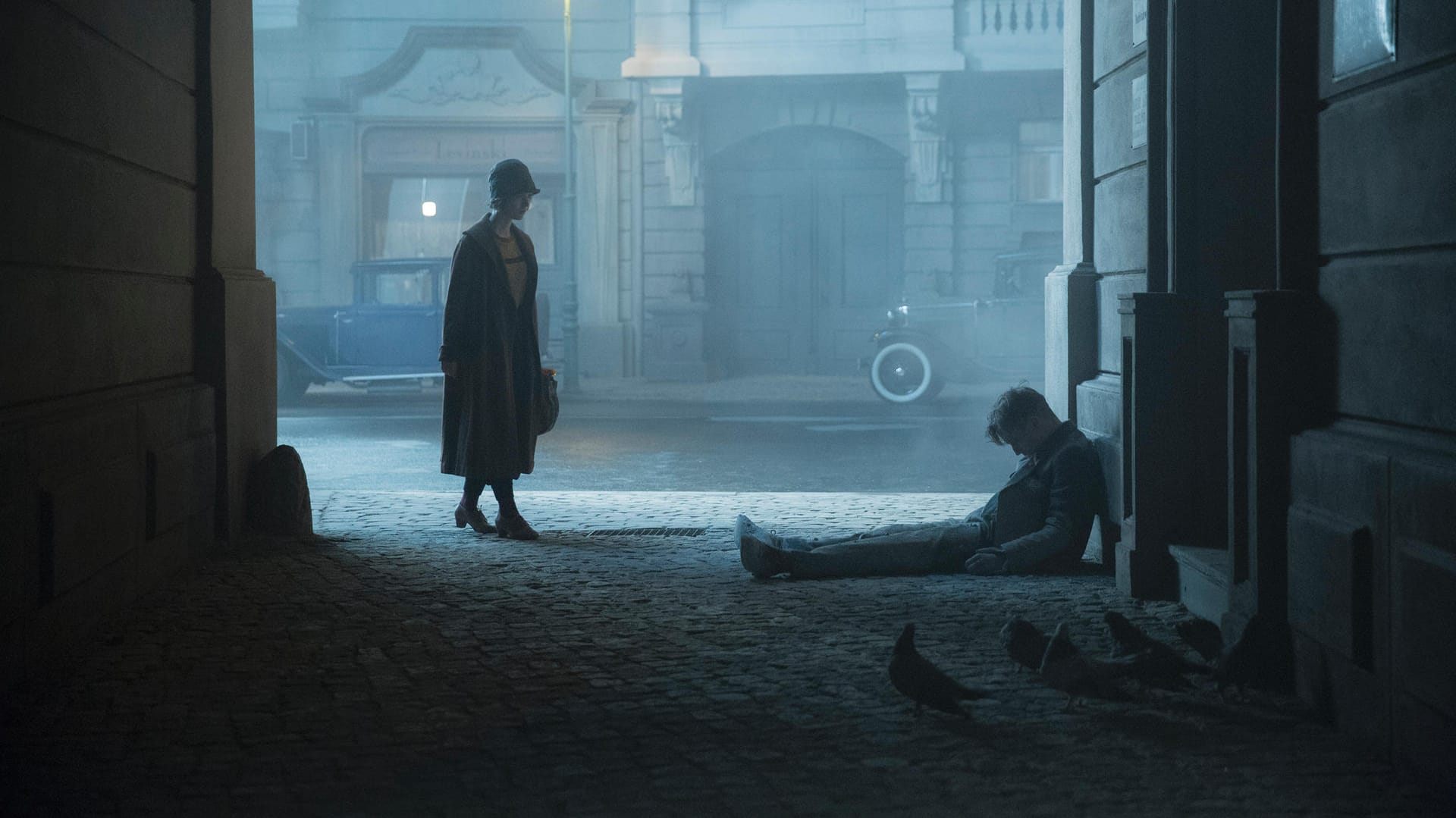 Liv Lisa Fries (spielt Charlotte Ritter) und Volker Bruch (spielt Geron Rath) in einer Szene der Serie "Babylon Berlin".