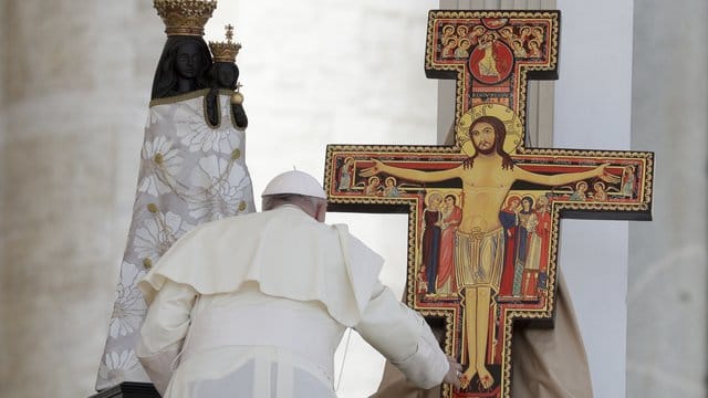 Papst Franziskus segnet im Vatikan ein Kruzifix: Die katholische Kirche steht nach Berichten über tausende Fälle von Kindesmissbrauch durch US-Priester am Pranger. Papst Franziskus segnet im Vatikan ein Kruzifix: Die katholische Kirche steht nach Berichten über tausende Fälle von Kindesmissbrauch durch US-Priester am Pranger.