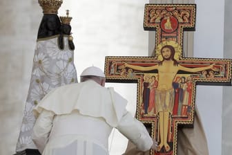 Papst Franziskus segnet im Vatikan ein Kruzifix: Die katholische Kirche steht nach Berichten über tausende Fälle von Kindesmissbrauch durch US-Priester am Pranger.