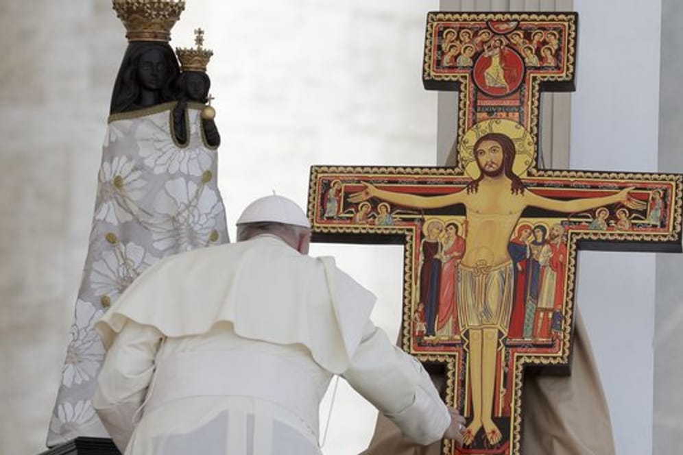 Papst Franziskus segnet im Vatikan ein Kruzifix: Die katholische Kirche steht nach Berichten über tausende Fälle von Kindesmissbrauch durch US-Priester am Pranger.