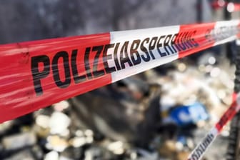 Polizeiabsperrung: Nach dem tödlichen Motorradunfall im Landkreis Eichstätt musste die Straße der Unfallstelle für einige Stunden gesperrt werden.