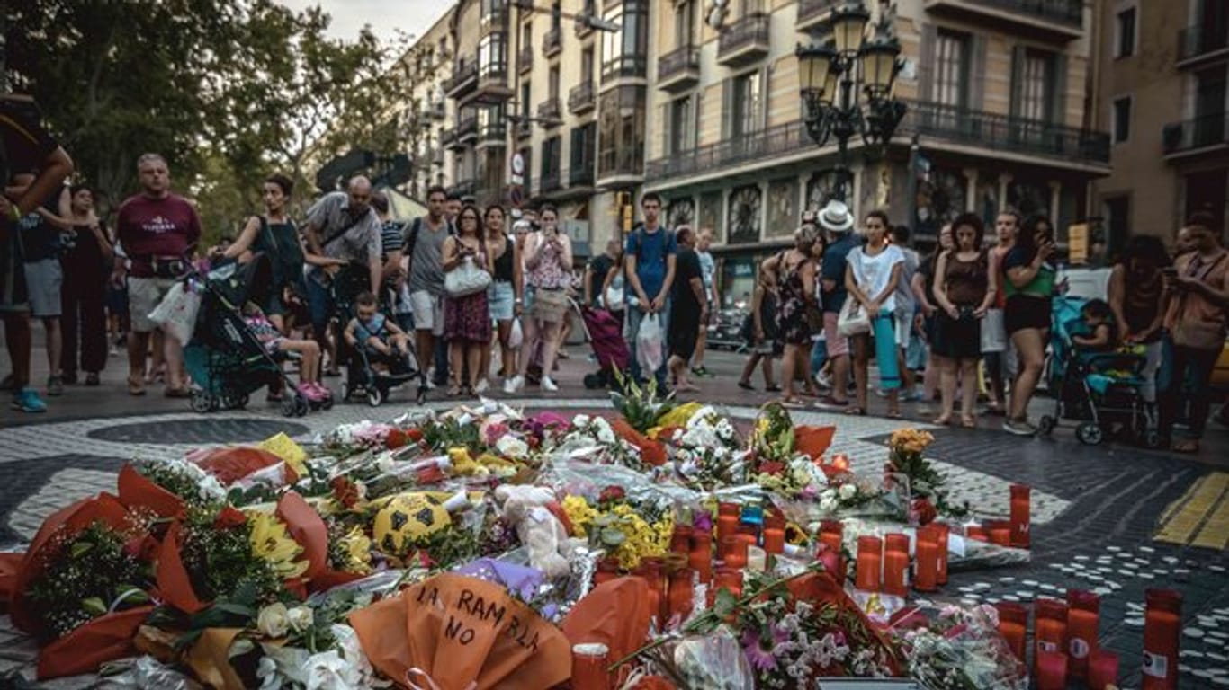 Auf den Ramblas in Barcelona erinnnern Blumen an die Opfer des Terroranschlags.