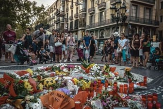 Auf den Ramblas in Barcelona erinnnern Blumen an die Opfer des Terroranschlags.