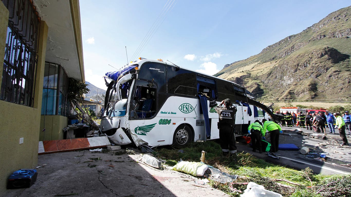 Einsatzkräfte an der Unfallstelle in Ecuador: Nach dem Unglück in Ecuador konnten Ermittler 80 Kilogramm Kokain in einem Zwischenboden des Busses sicherstellen.