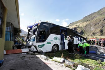 Einsatzkräfte an der Unfallstelle in Ecuador: Nach dem Unglück in Ecuador konnten Ermittler 80 Kilogramm Kokain in einem Zwischenboden des Busses sicherstellen.
