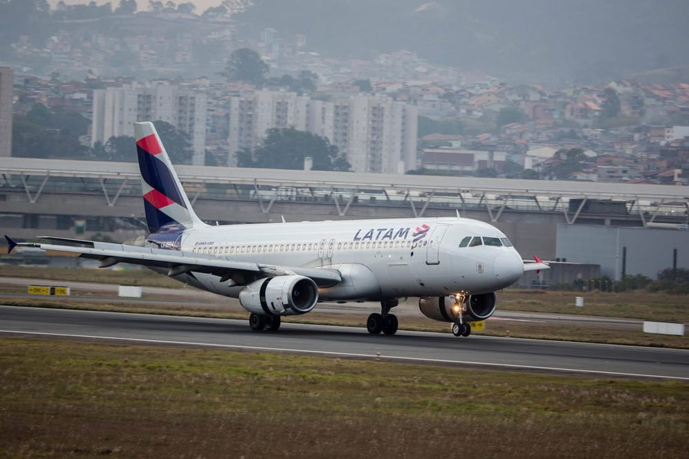 Eine Maschine der chilenischen Airline Latam: Neben der Fluggesellschaft Latam gingen auch bei der Luftfahrtbehörde DGAC Bombendrohungen ein. Die Hintergründe sind bisher unklar.