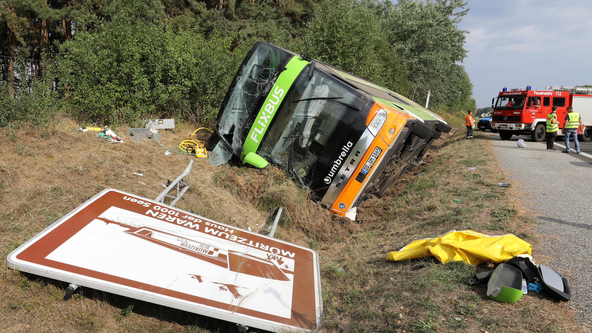 Der verunglückte Fernbus im Straßengraben der Autobahn A19: Aus bislang unbekannten Gründen verunglückte das Fahrzeug. Der verunglückte Fernbus im Straßengraben der Autobahn A19: Aus bislang unbekannten Gründen verunglückte das Fahrzeug.