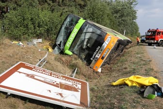 Der verunglückte Fernbus im Straßengraben der Autobahn A19: Aus bislang unbekannten Gründen verunglückte das Fahrzeug.